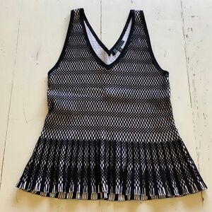 White House Black Market WHBM lattice pattern V neck sleeveless tank top XL